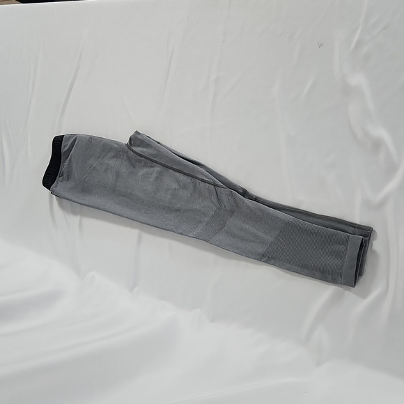 Gymshark Leggings Size Lg. Grey with Black logo Waist NWT - Picture 5 of 7